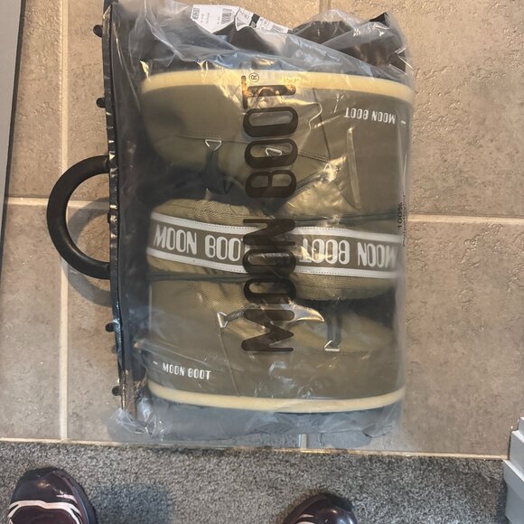 NWT/NIB MOON BOOT - short - SZ 10-11.5 - green khaki - Picture 3 of 4